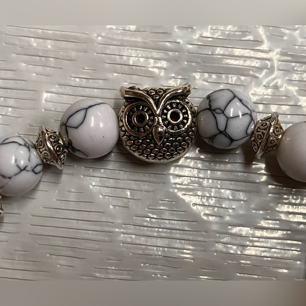 NWOT Howlite Beaded Lucky Owl Bracelet - Picture 2 of 5
